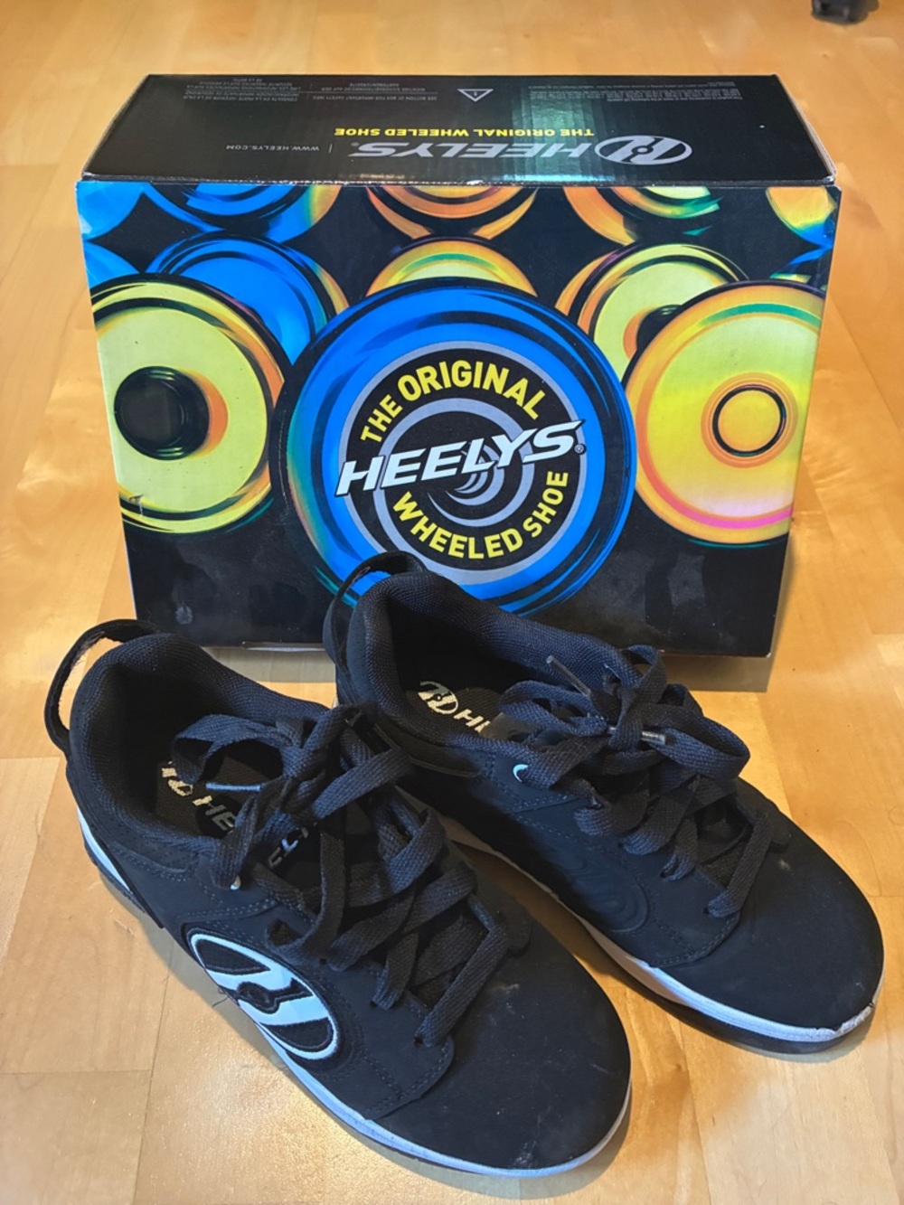 Heelys Black Youth Low-Top Wheeled Sneakers. Box and all accessories